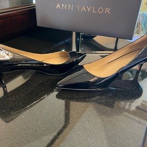 NEW IN BOX.  ANN TAYLOR “REESE” BLACK PATENT KITTEN HEEL PUMPS.  SIZE 8.
